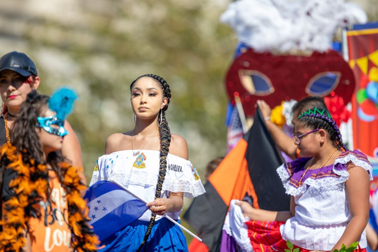 Una mujer de Honduras en un desfile en Washington, DC.