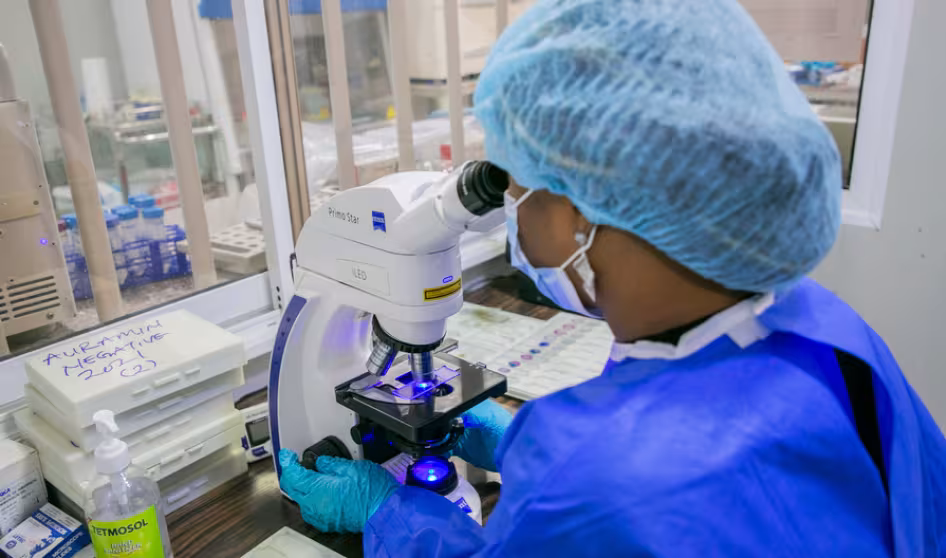 Photo of woman in lab in Abuja, Nigeria testing for COVID-19