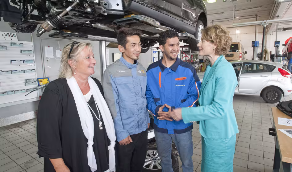 Refugees training at a car dealership in Kaiserslautern being visited by officials of the Ministeriums f&uuml;r Wirtschaft, Klimaschutz, Energie und Landesplanung in Rheinland-Pfalz.