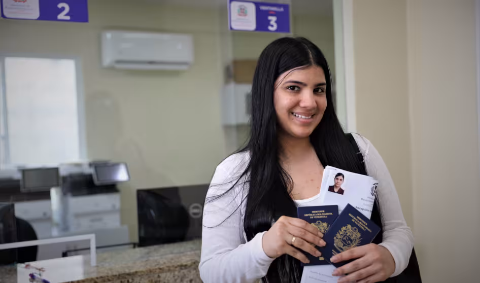 Una mujer venezolana recibe una visa en la Rep&uacute;blica Dominicana.