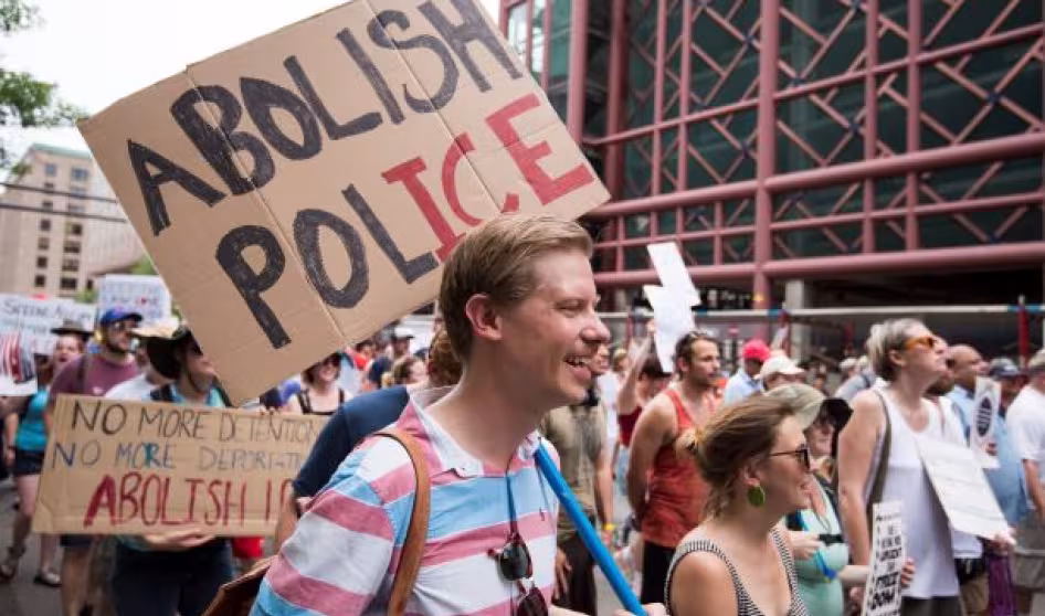 Los manifestantes marchan en un mitin en Minneapolis pidiendo el fin de ICE