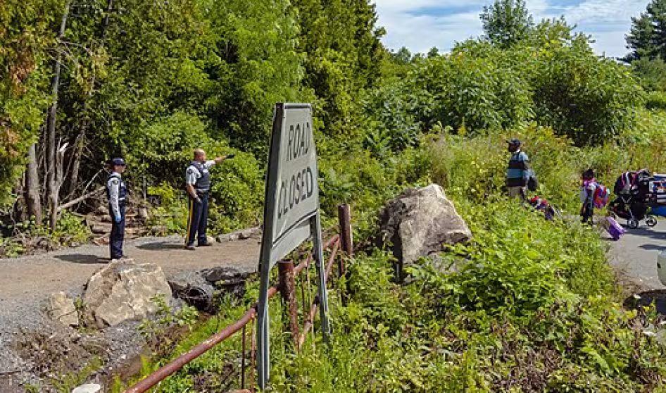 Asylum seekers cross into Canada
