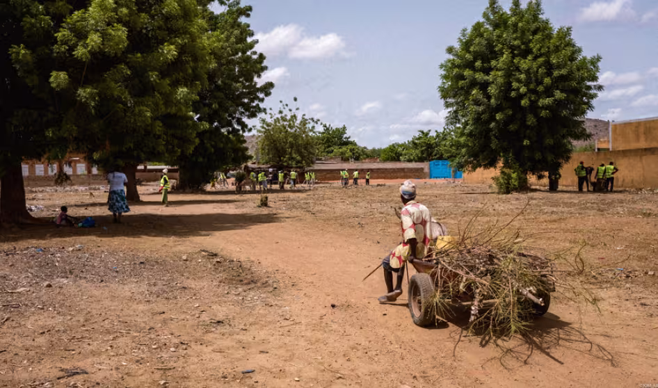 Returned migrants participate in development work in Burkina Faso.