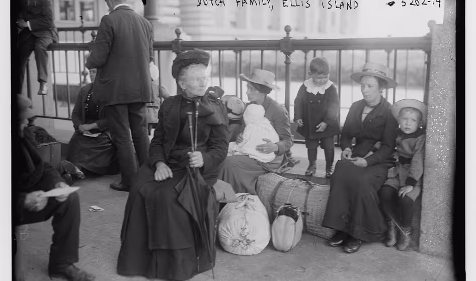 A Dutch family at Ellis Island between 1915 and 1920.