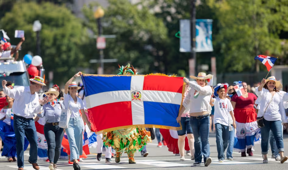 La gente lleva la bandera de la Rep&uacute;blica Dominicana en un desfile en Washington, DC.