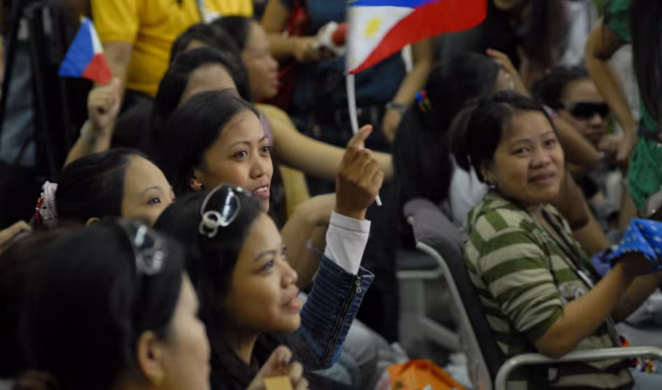 Photo of returning Filipino migrant workers.