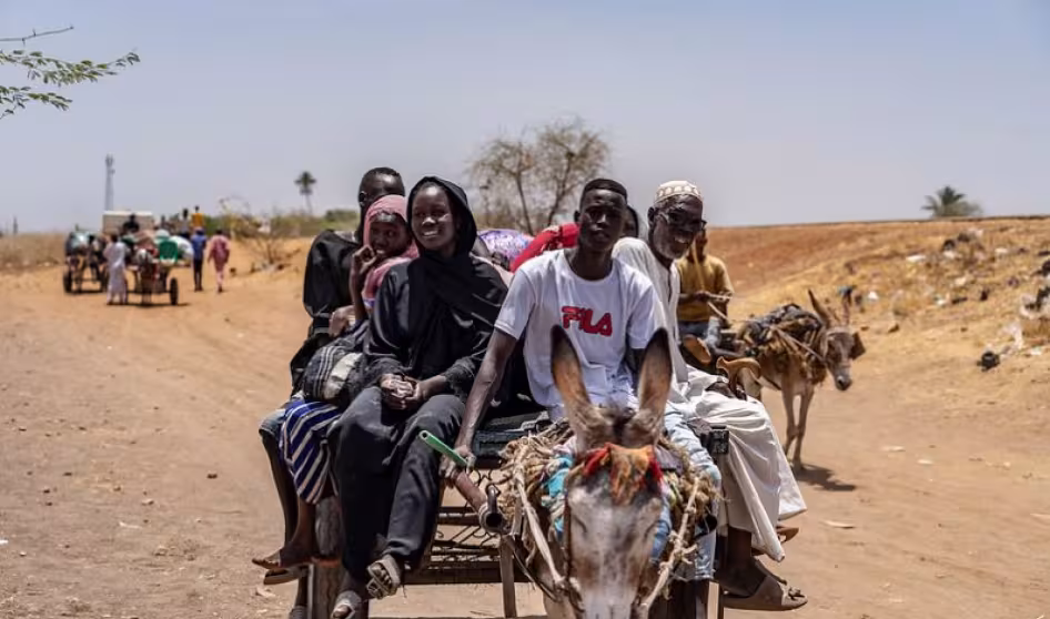 People displaced from Sudan at the border with South Sudan