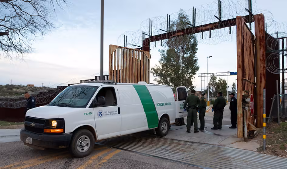 U.S. Border Patrol agents transporting migrants to the U.S.-Mexico border
