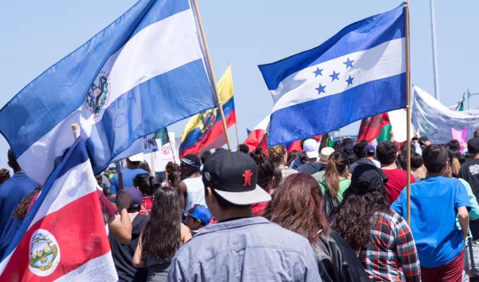 Banderas de las naciones centroamericanas en una marcha en San Diego.