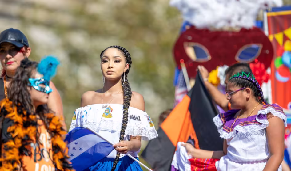 Una mujer de Honduras en un desfile en Washington, DC.