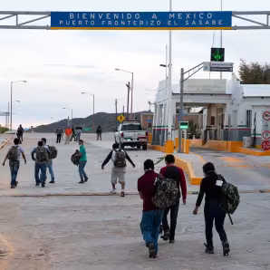 Foto de personas que vuelven a entrar a M&eacute;xico despu&eacute;s de la expulsi&oacute;n de EE. UU.