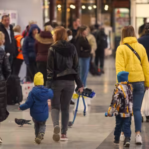 Image of women and young children from Ukraine arriving at train station in Bucharest