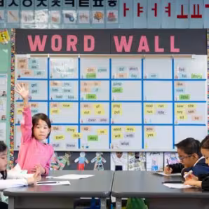 Kindergarten girl raises hand