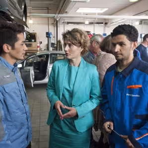 Refugees training at a car dealership in Kaiserslautern being visited by officials of the Ministeriums f&uuml;r Wirtschaft, Klimaschutz, Energie und Landesplanung in Rheinland-Pfalz.