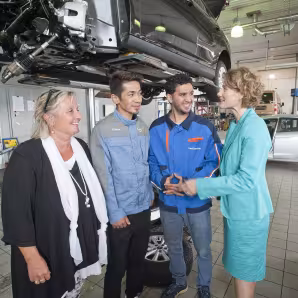 Refugees training at a car dealership in Kaiserslautern being visited by officials of the Ministeriums f&uuml;r Wirtschaft, Klimaschutz, Energie und Landesplanung in Rheinland-Pfalz.