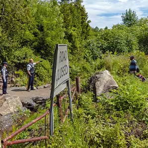 Asylum seekers cross into Canada