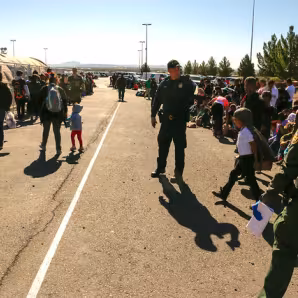Border Patrol agents and child migrants