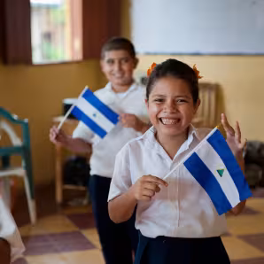 Ni&ntilde;os nicarag&uuml;enses en la escuela sosteniendo la bandera de su pa&iacute;s. 