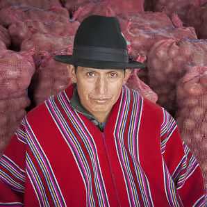 Un hombre con patatas en Ecuador