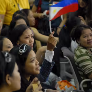 Photo of returning Filipino migrant workers.