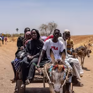 People displaced from Sudan at the border with South Sudan