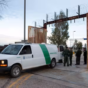 U.S. Border Patrol agents transporting migrants to the U.S.-Mexico border