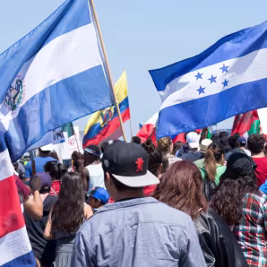 Banderas de las naciones centroamericanas en una marcha en San Diego.