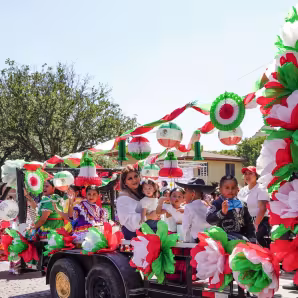 Una carroza decorada con la bandera mexicana en un desfile en Fort Worth, Texas.