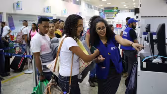 Inmigrantes venezolanos llegan al aeropuerto de Dourados, Brasil.