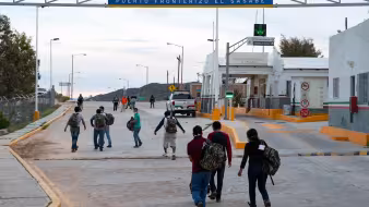 Foto de personas que vuelven a entrar a M&eacute;xico despu&eacute;s de la expulsi&oacute;n de EE. UU.