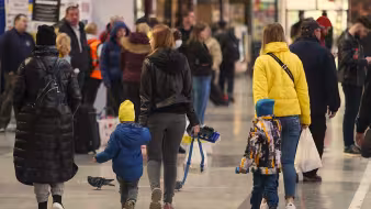 Image of women and young children from Ukraine arriving at train station in Bucharest