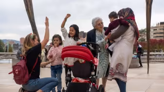 Volunteers entertain a refugee family 
