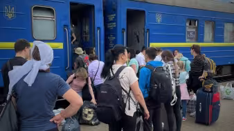 Displaced Ukrainians at train station returning to Ukraine