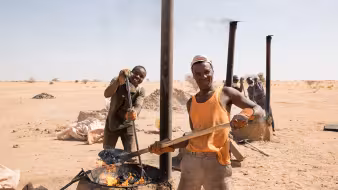 Migrants and local community members at a brick-making training in Niger