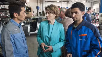 Refugees training at a car dealership in Kaiserslautern being visited by officials of the Ministeriums f&uuml;r Wirtschaft, Klimaschutz, Energie und Landesplanung in Rheinland-Pfalz.