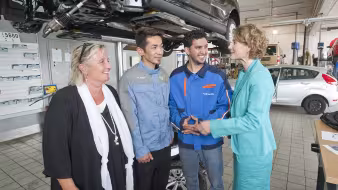Refugees training at a car dealership in Kaiserslautern being visited by officials of the Ministeriums f&uuml;r Wirtschaft, Klimaschutz, Energie und Landesplanung in Rheinland-Pfalz.