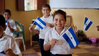 Ni&ntilde;os nicarag&uuml;enses en la escuela sosteniendo la bandera de su pa&iacute;s. 