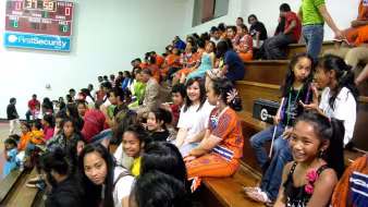 Marshallese watch a jepta dance competition