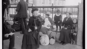 A Dutch family at Ellis Island between 1915 and 1920.
