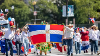 La gente lleva la bandera de la Rep&uacute;blica Dominicana en un desfile en Washington, DC.