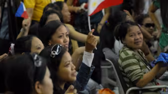 Photo of returning Filipino migrant workers.