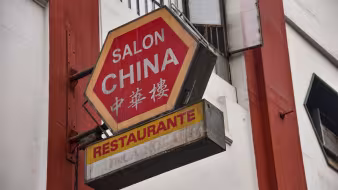 A sign for a Chinese restaurant in Lima's Chinatown district.