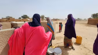 Women at a site for displaced people in Niger.