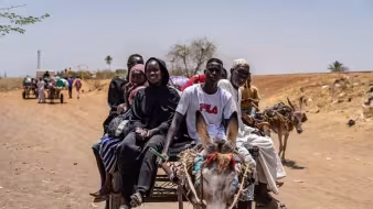People displaced from Sudan at the border with South Sudan