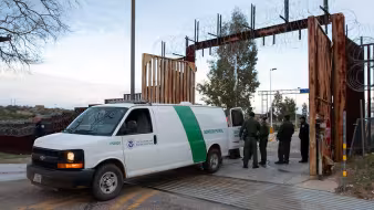 U.S. Border Patrol agents transporting migrants to the U.S.-Mexico border