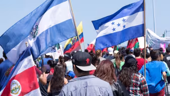 Banderas de las naciones centroamericanas en una marcha en San Diego.