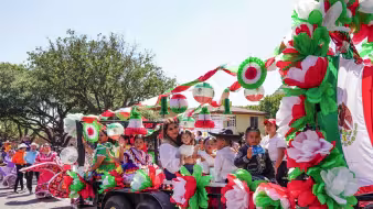 Una carroza decorada con la bandera mexicana en un desfile en Fort Worth, Texas.