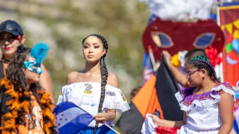 Una mujer de Honduras en un desfile en Washington, DC.