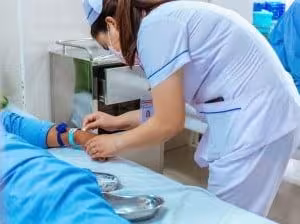 A medical student practices care and treatment for COVID-19